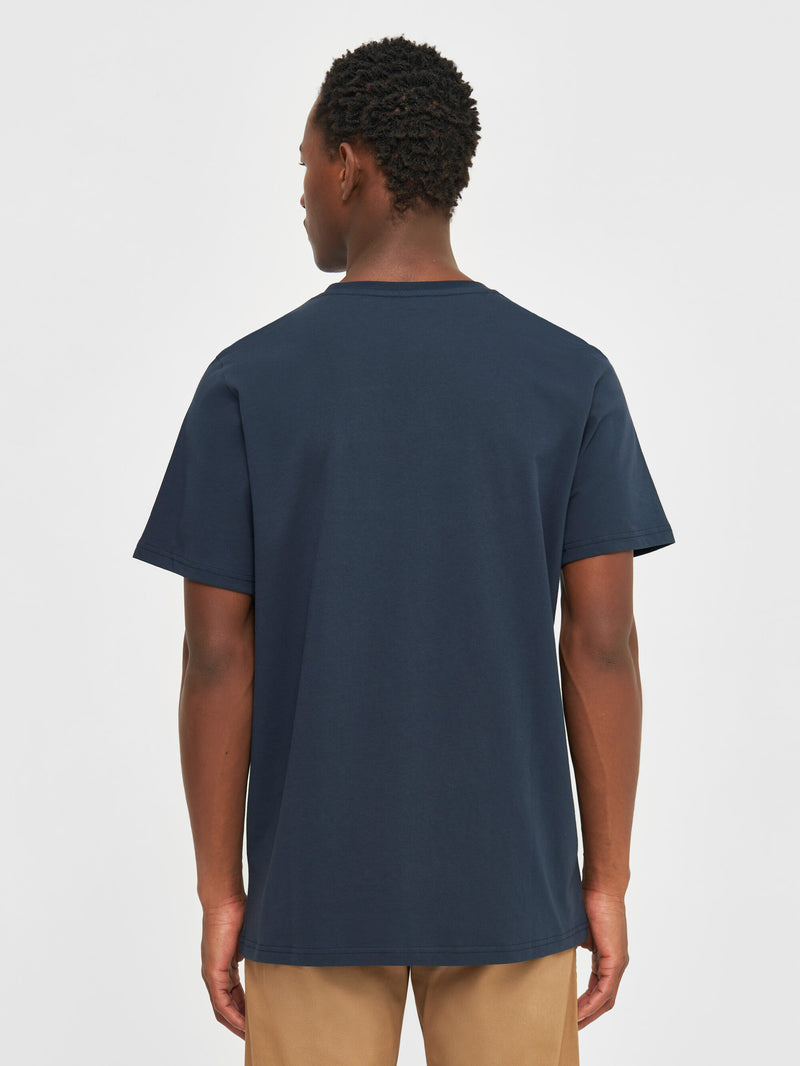 KnowledgeCotton Apparel - MEN Regular fit Badge t-shirt T-shirts 1001 Total Eclipse